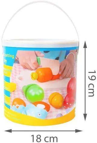 Fából készült zöldségek aprítása egy vödörben