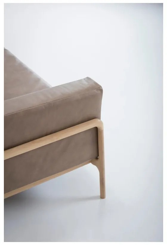 Fawn mandulabarna kanapé bivalybőrből, tömör tölgyfa szerkezettel, 240 cm - Gazzda