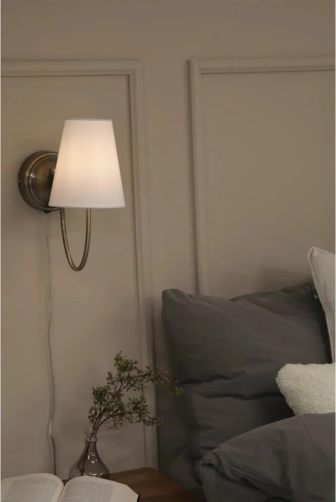 Fehér-sárgaréz színű konnektorhoz csatlakoztatható fali lámpa Amar – Markslöjd