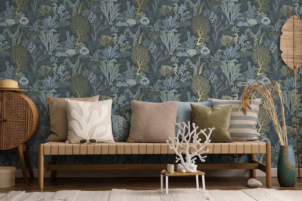 Holden Decor Wanderlust Nautilus arany-sötétkék kagylós vlies tapéta – 92081