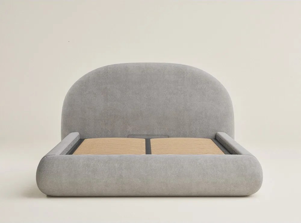 Szürkésbézs kárpitozott ágyneműtartós franciaágy ágyráccsal 180x200 cm Maumere – Maison de Rêve