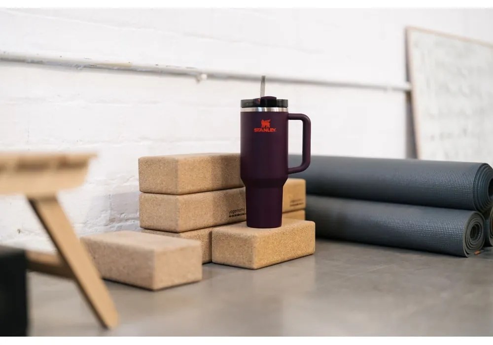 Sötétlila rozsdamentes acél termosz szívószállal 1,18 l Quencher H2.0 FlowState Tumbler Plum – Stanley