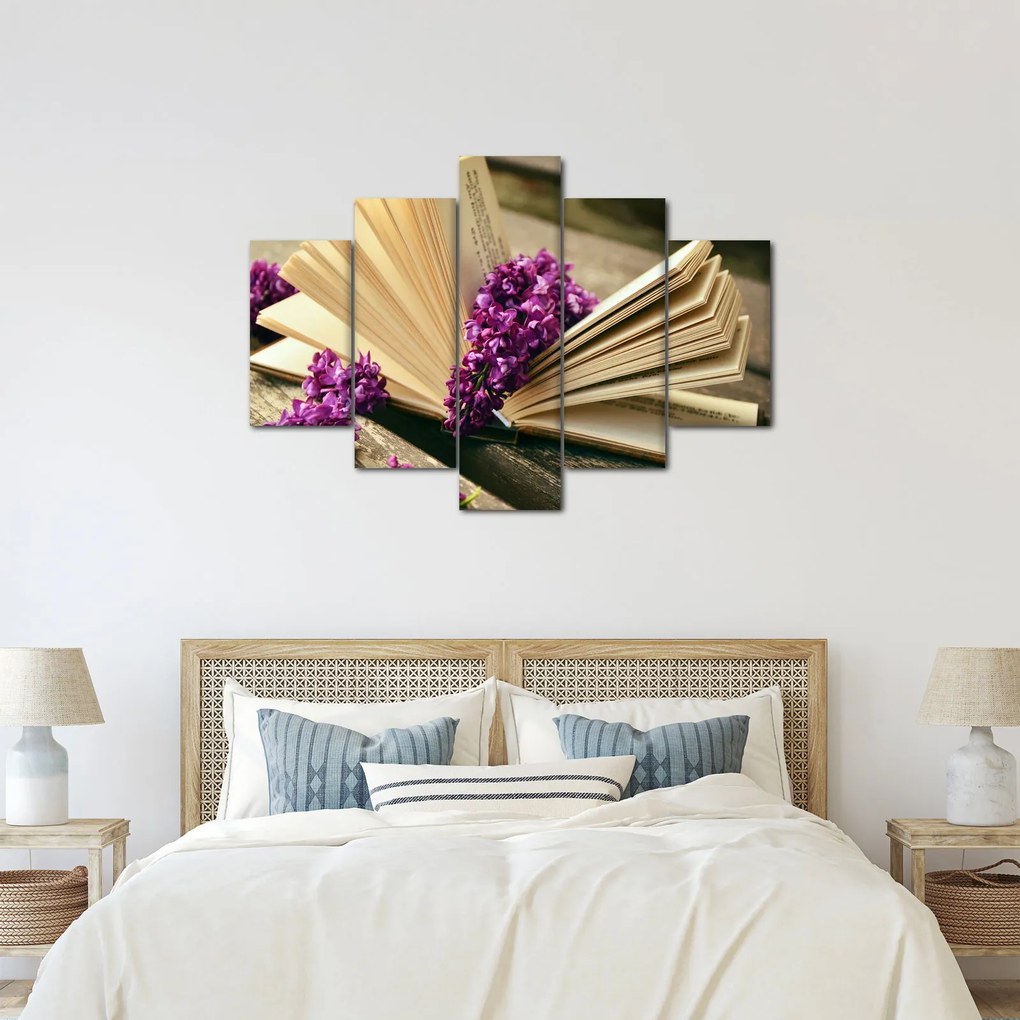 Kép egy könyvröl és a lila virágok (150x105 cm)