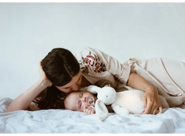 Moonie - Snuggle buddy dallammal és lámpával nyuszi krém