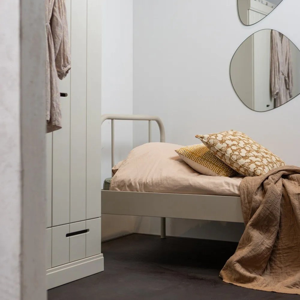 Bézs fém egyszemélyes ágy ágyráccsal 90x200 cm Mata – WOOOD