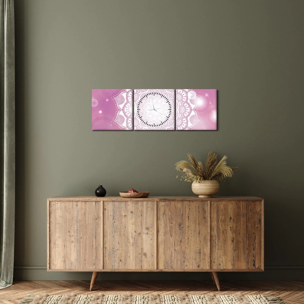 Egy mandala képe rózsaszín háttérrel (órával) (90x30 cm)