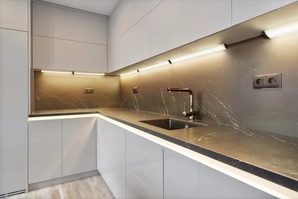 Osram-LED dimmelhető pult alá szerelhető lámpatest szenzorral LINEAR ANGLE LED/7,5W/230V 55 cm fekete