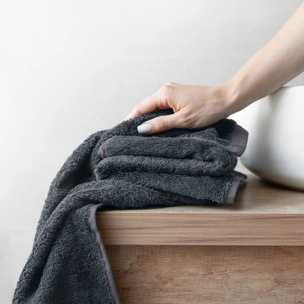 Goldea bambuszszálas törölköző és fürdőlepedő - antracitszínű 70 x 140 cm