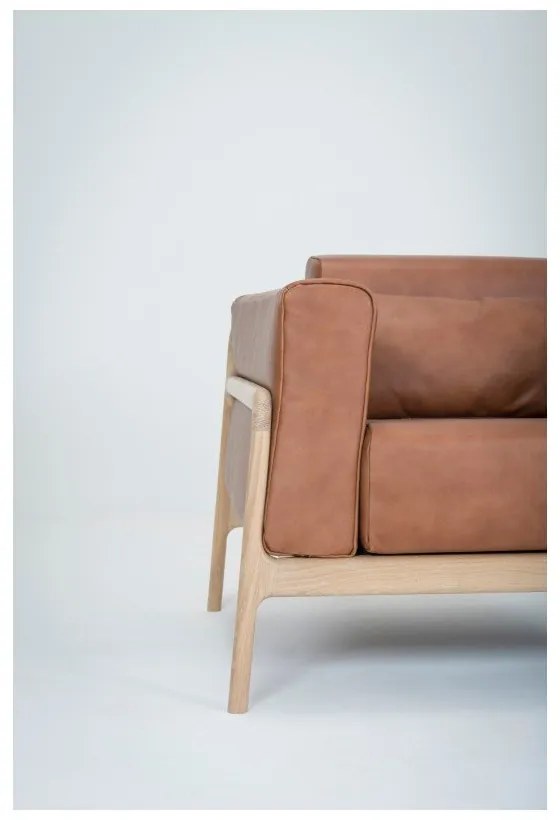 Fawn fotel tömör tölgyfa konstrukcióból konyakbarna bivalybőr ülőpárnával - Gazzda