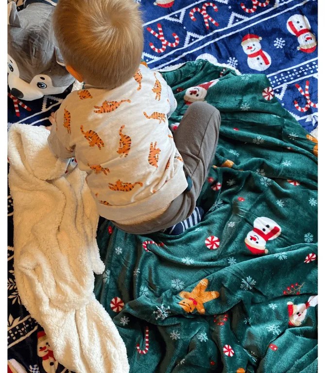 SNOWMAN AND GINGERBREAD karácsonyi sötétzöld mikroplüss báránytakaró Méret: 200 x 220 cm