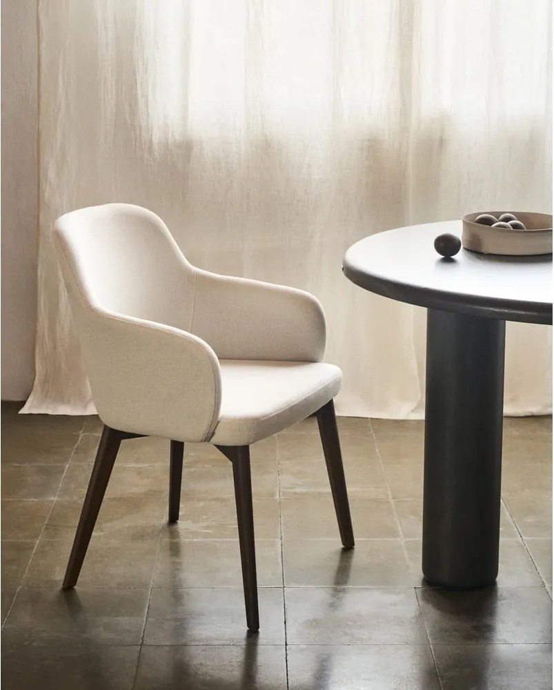 Krémszínű kárpitozott karfás étkezőfotel Nelida – Kave Home