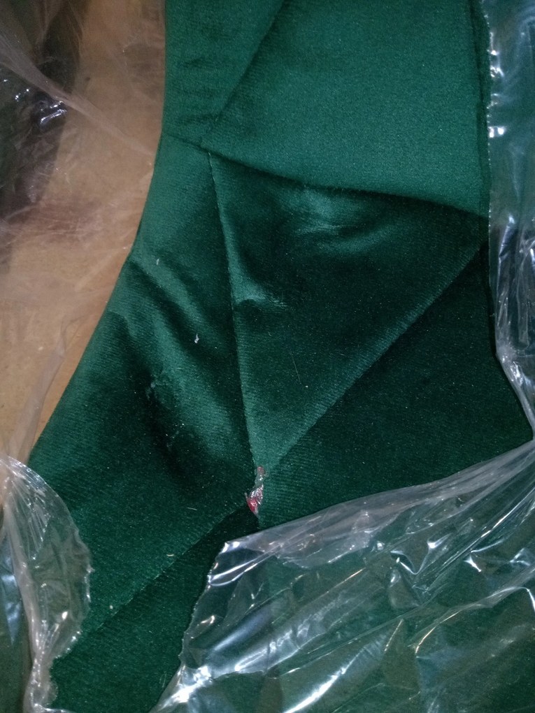 AKCIÓ Sötétzöld bársony étkezőszék LIBRA fekete lábakkal II. osztály