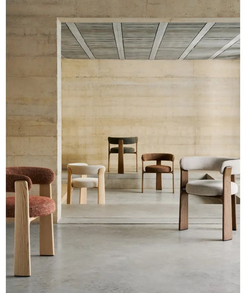 Natúr színű-terrakotta színű kőrisfa karfás étkezőfotel Granite – Kave Home