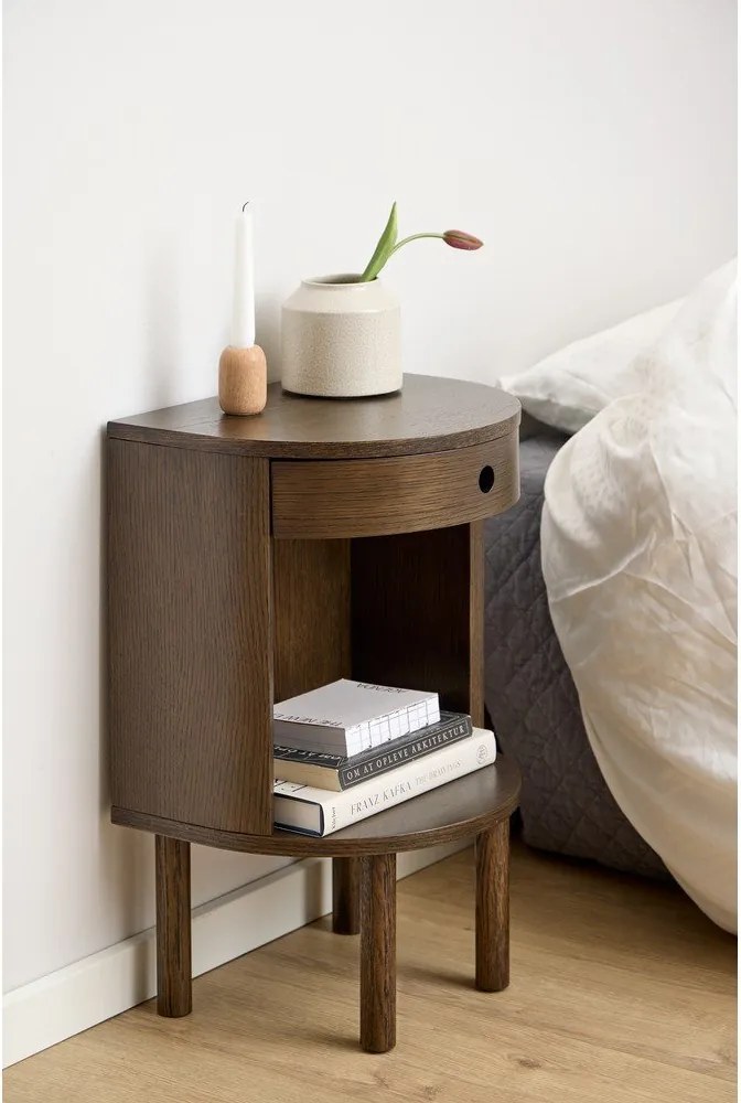 Sötét natúr színű éjjeliszekrény tölgyfa dekorral Paron – Actona