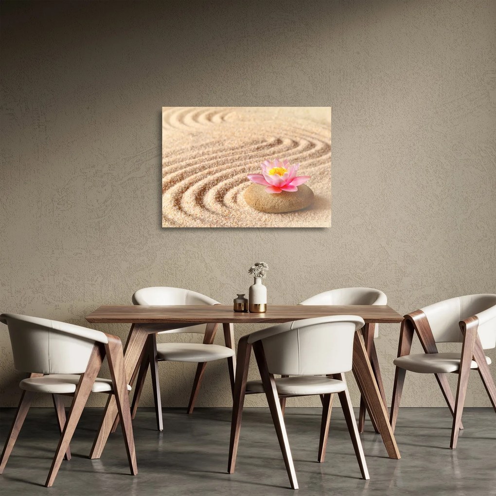 Egy kő, virággal a homokban képe (üvegen) (70x50 cm)