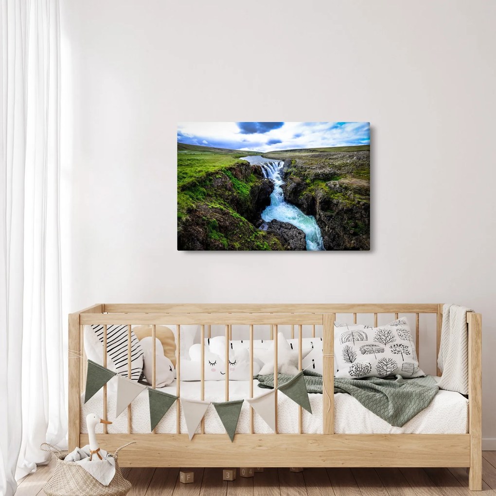 Egy kép a vízesésről a sziklák között (90x60 cm)