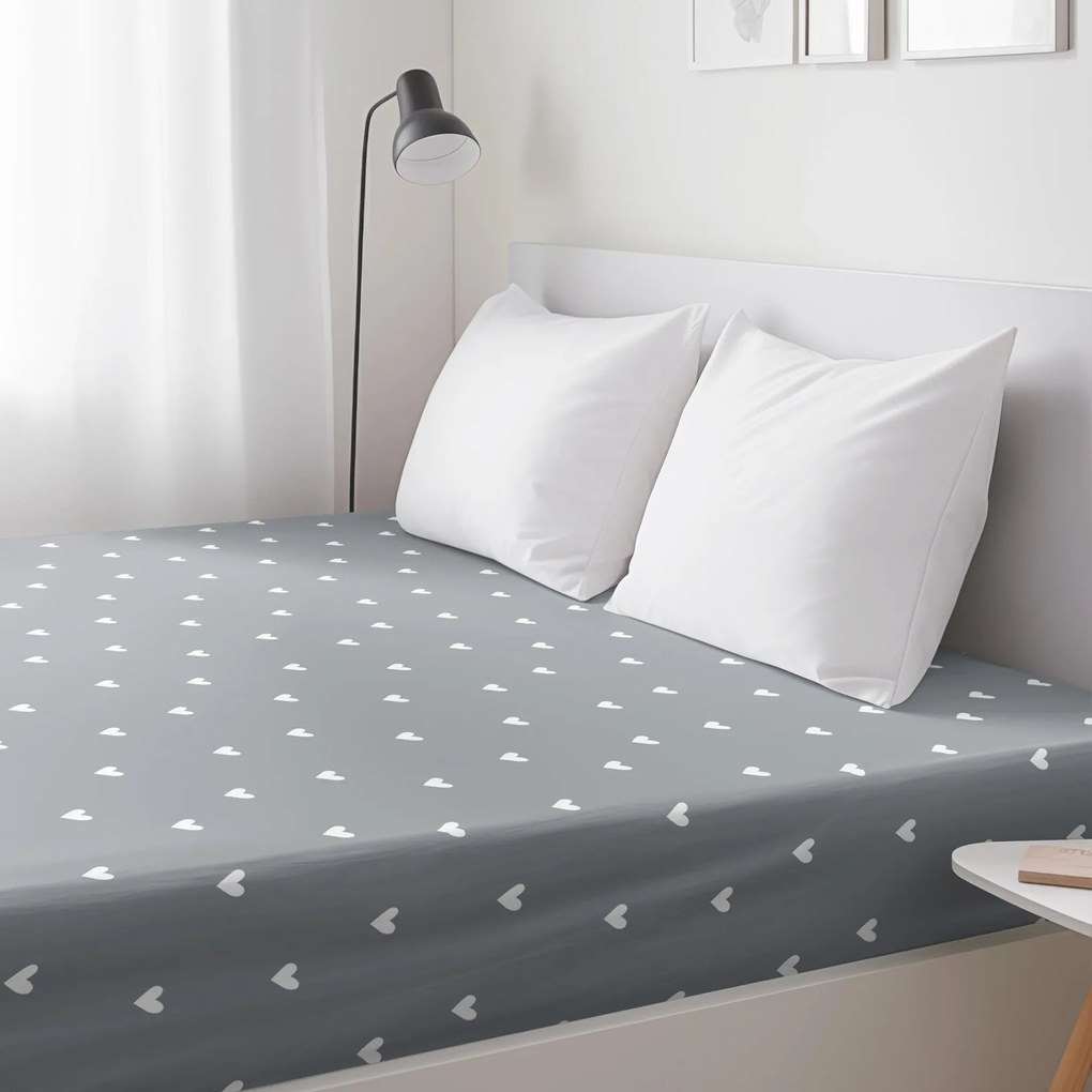 Goldea pamut körgumis lepedő - szívecskék, szürke alapon 160 x 200 cm