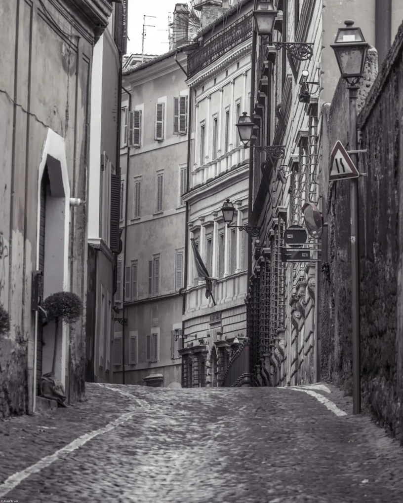 Poszter 40x50cm Keskeny utca a régi épületek között Rómában 2, Assaf Frank