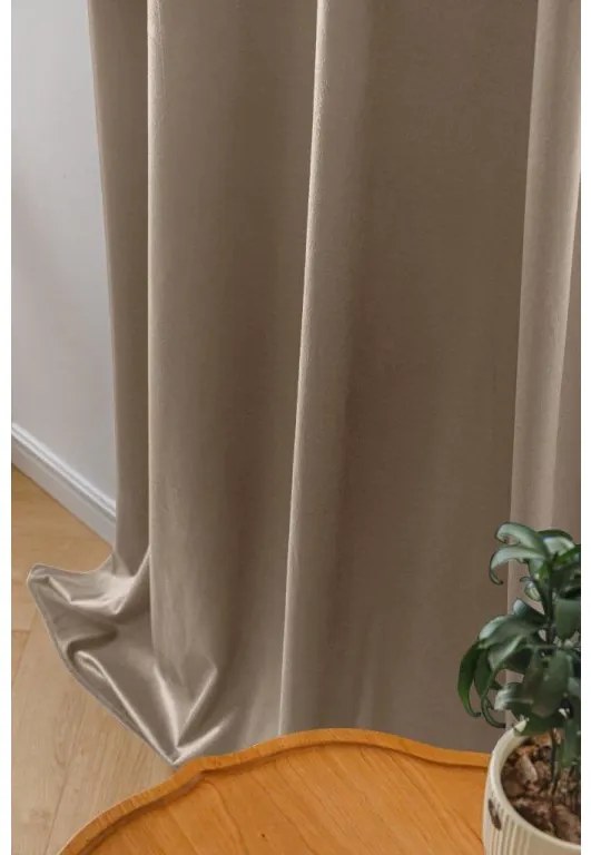 Világosbarna sötétítő VELVET függöny 140x250 cm Felfüggesztés: Fém gyűrűk