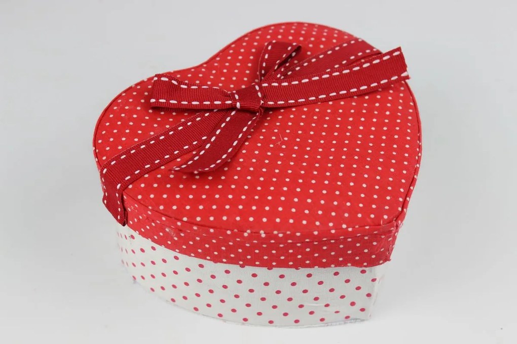 Piros szív alakú pöttyös doboz