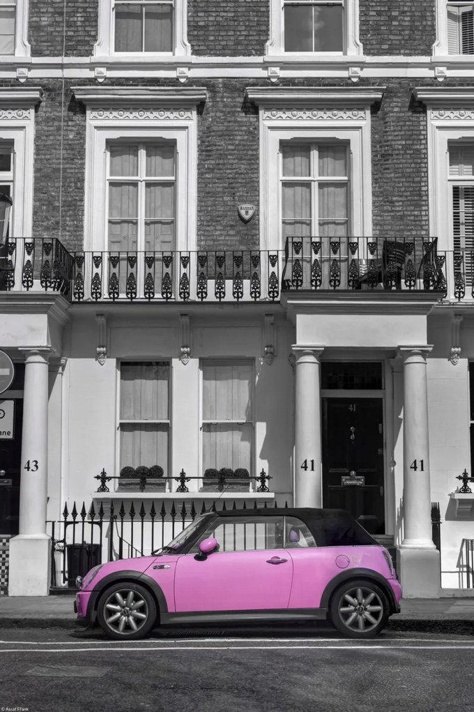 Poszter 30x45cm Ház az úton parkoló autóval, Assaf Frank