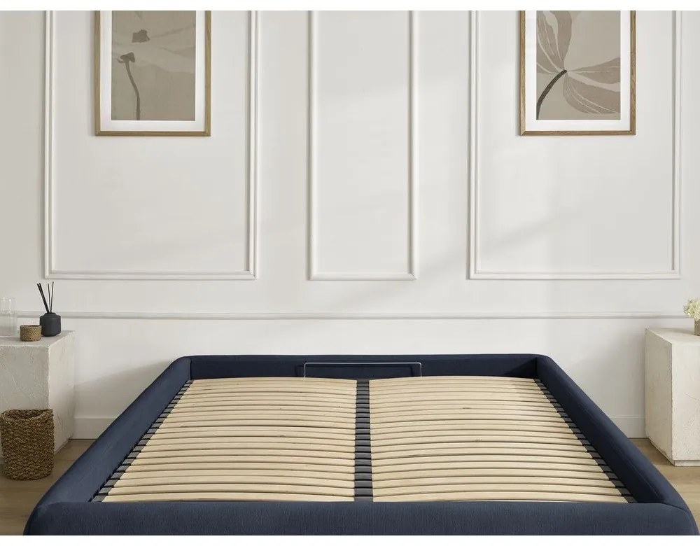 Sötétkék kárpitozott ágyneműtartós-ágytámla nélkül franciaágy ágyráccsal 160x200 cm Inera – Bobochic Paris