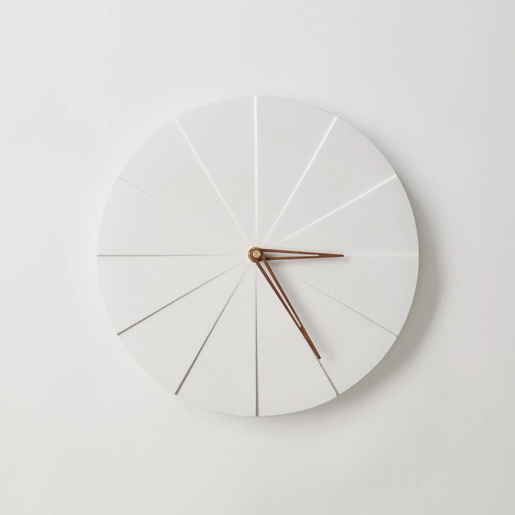 ODLITO Beton falióra Torta – fehér – 28,5 cm – barna mutatók