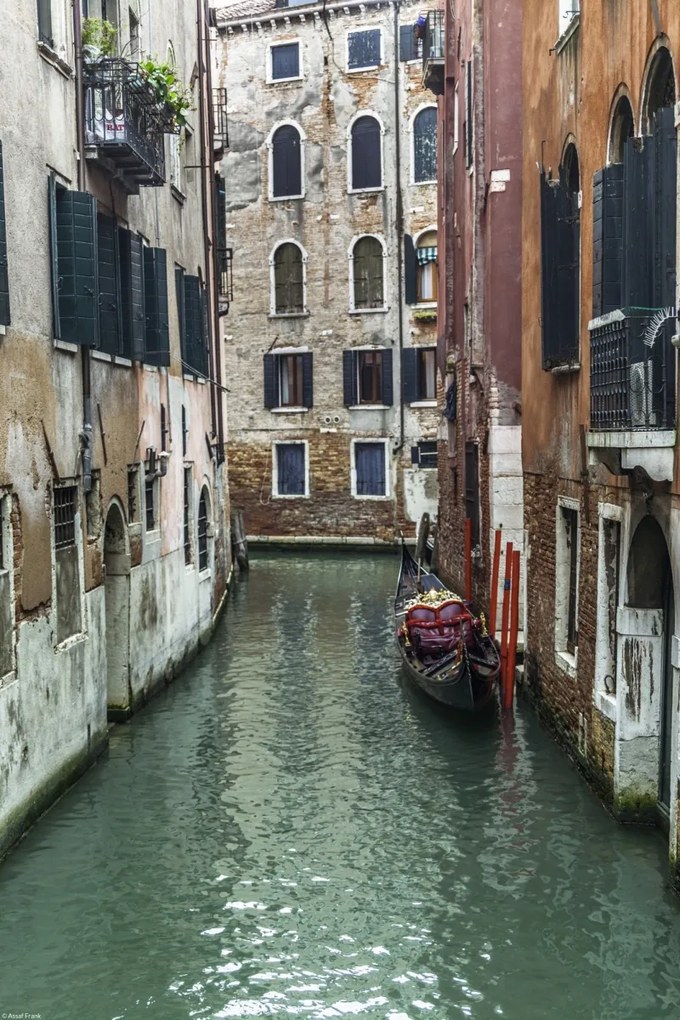 Poszter 30x45cm Keskeny csatorna régi épületeken át, Assaf Frank