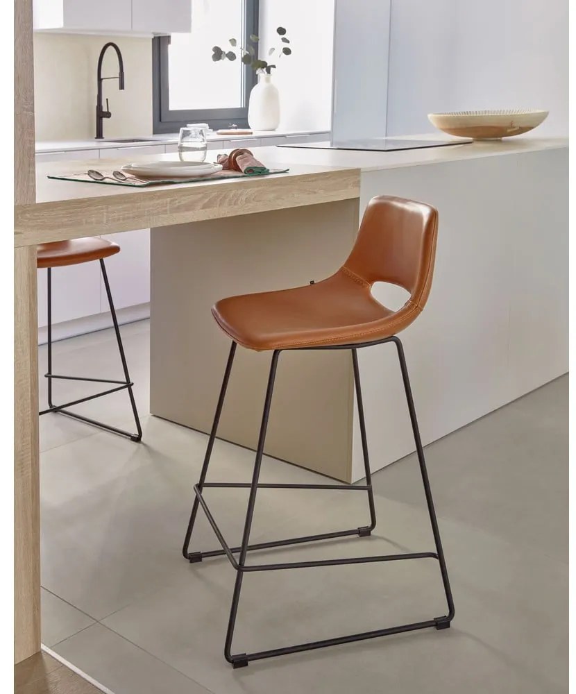 Konyakbarna bőrutánzat bárszék (ülésmagasság 65 cm) Zahara – Kave Home