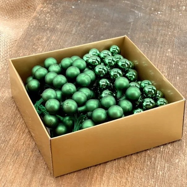 Üveggömbök dróton zöld 1,5 cm 144 db arany dobozban