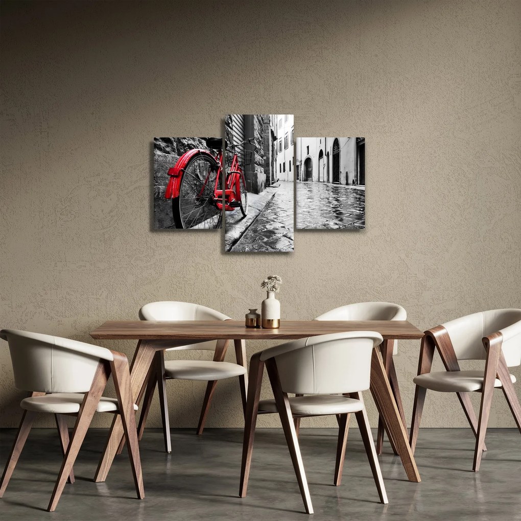 Egy vörös kerék képe egy macskaköves utcán (90x60 cm)