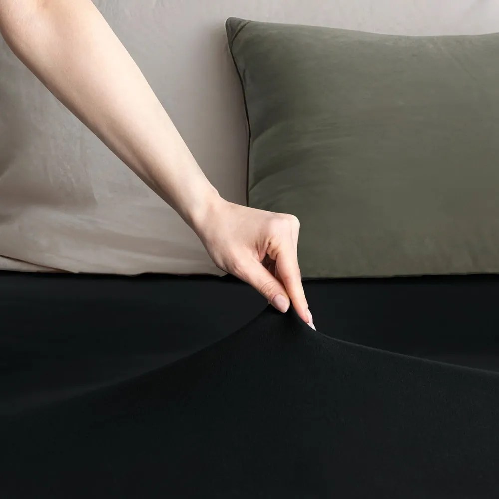 Fekete gumis jersey lepedő 220x200 cm Amber – Restilo