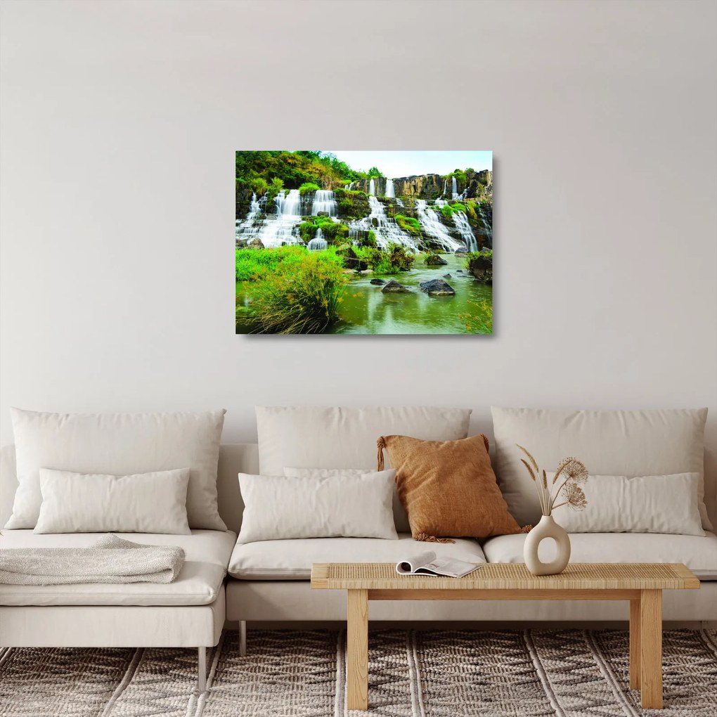 Kép - vízesés zöldövezetben (üvegen) (70x50 cm)