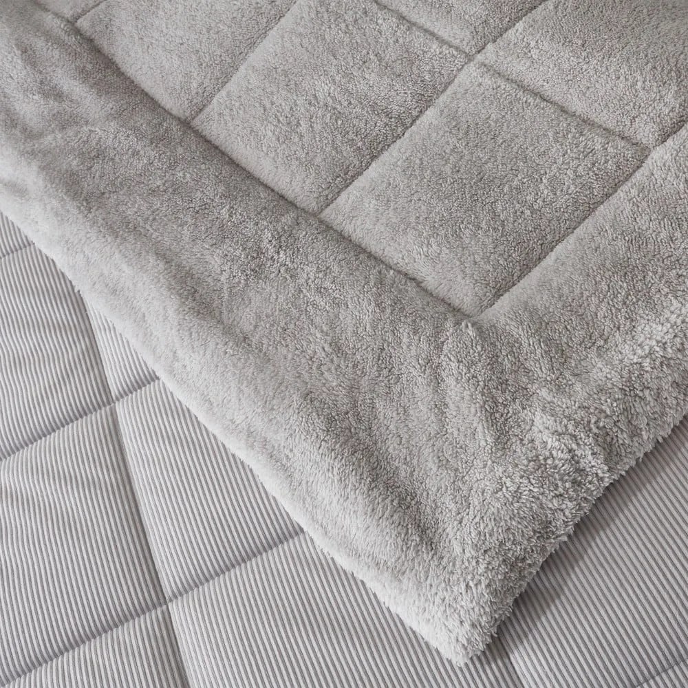 Világosszürke mikroplüss steppelt ágytakaró franciaágyra 200x220 cm Cosy Cord – Catherine Lansfield