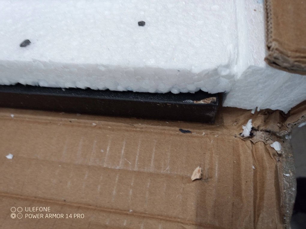 AKCIÓ Fekete étkezőasztal fehér lábakkal MADO 120x80 II. minőség