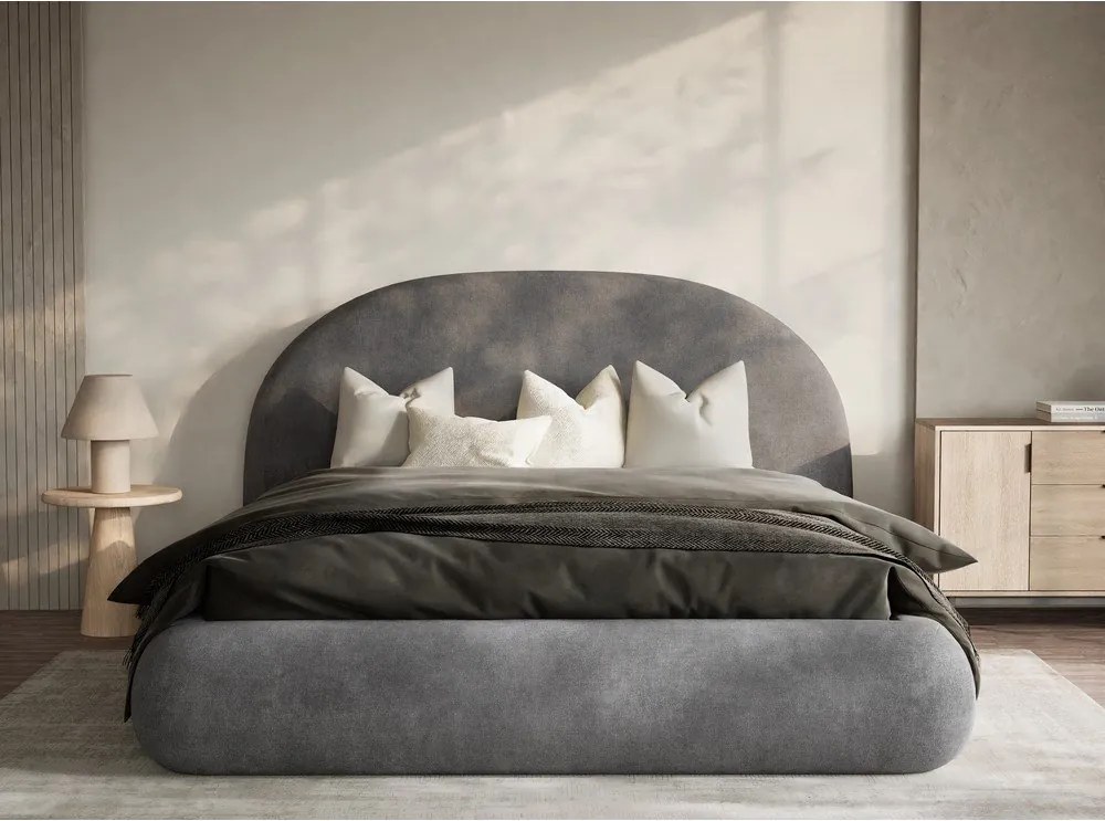 Szürke kárpitozott ágyneműtartós franciaágy ágyráccsal 160x200 cm Maumere – Maison de Rêve