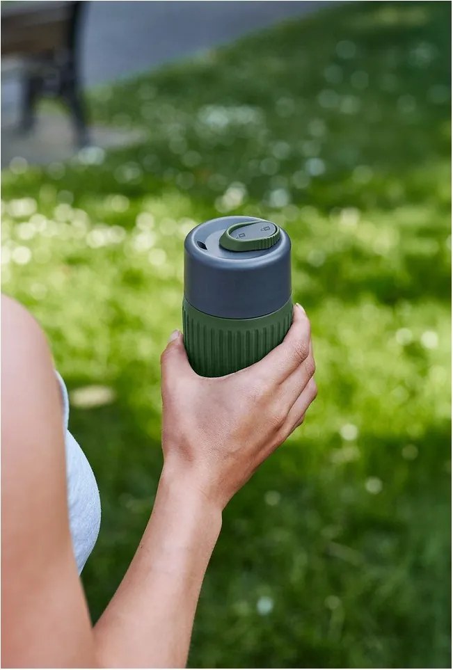 Zöld üveg utazóbögre 340 ml – Black + Blum