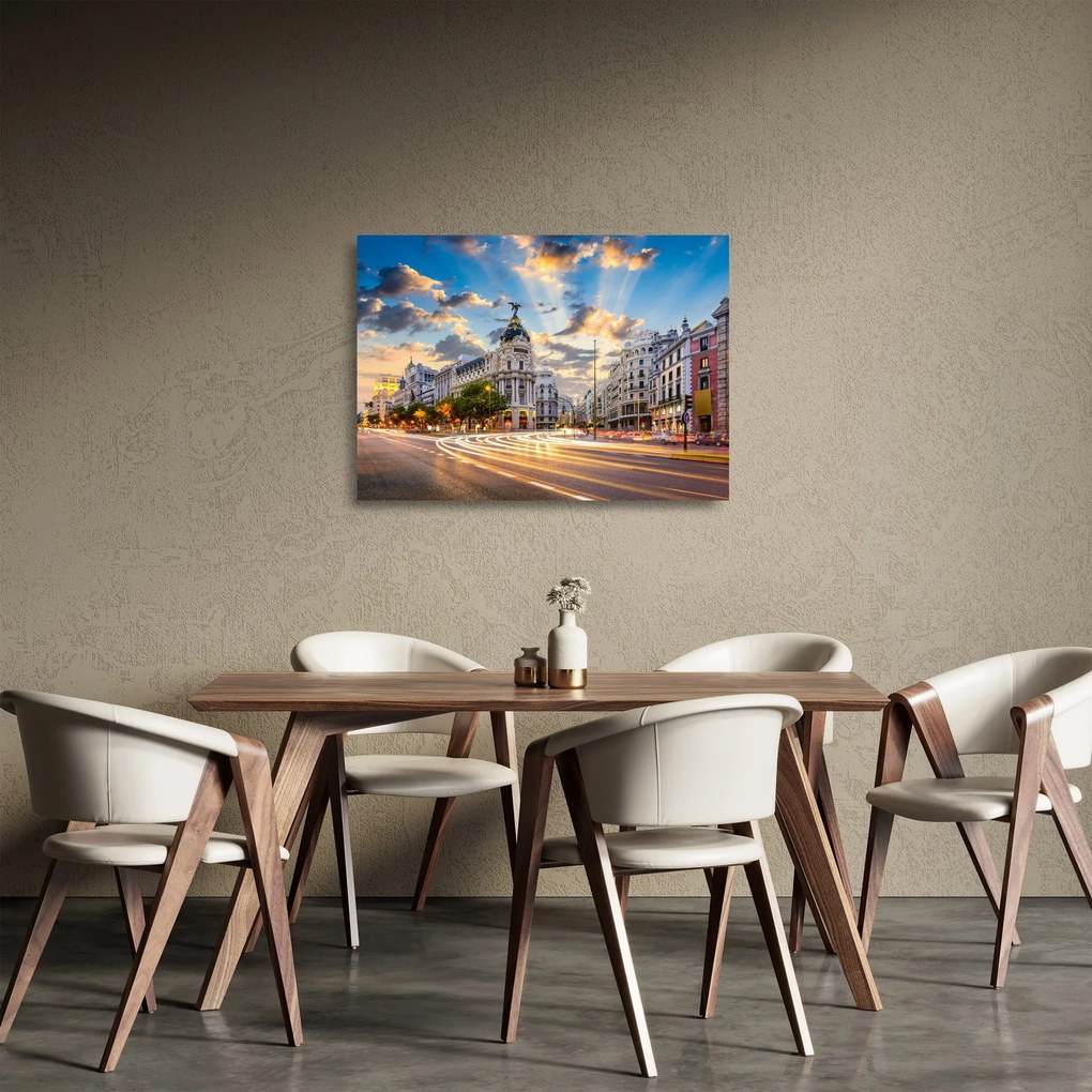 Kép - Calle Gran Vía, Madrid, Spanyolország (üvegen) (70x50 cm)