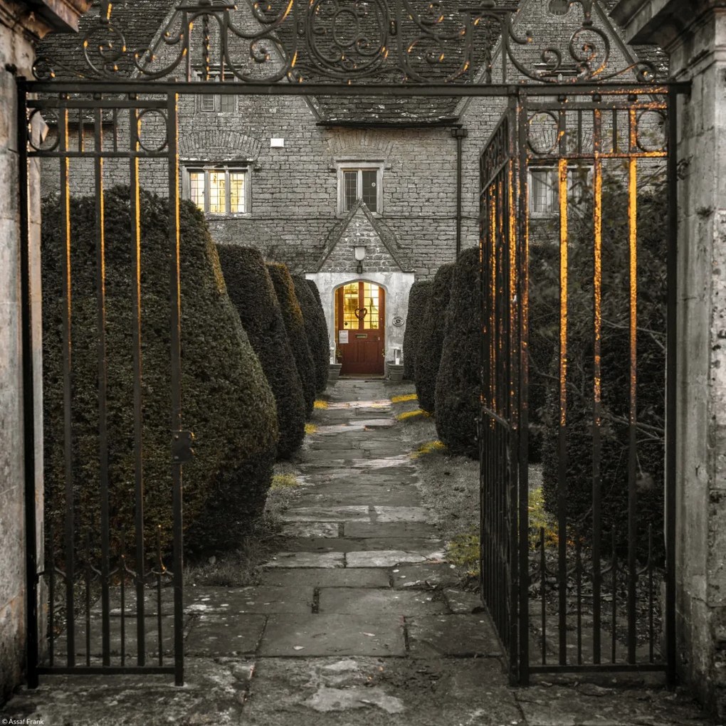 Poszter 30x30cm Egy régi házikó homlokzata Siddingtonban, Assaf Frank