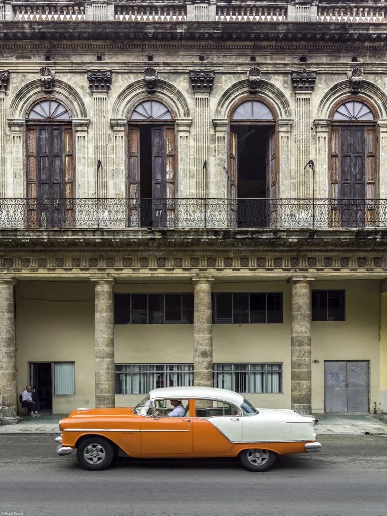 Poszter 30x40cm Antik autó a Havanna utcában, Assaf Frank