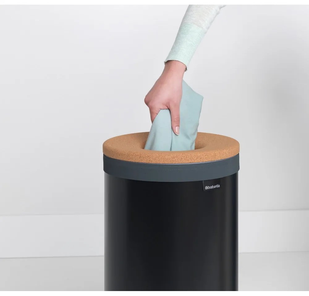 Matt fekete fém szennyeskosár 35 l – Brabantia