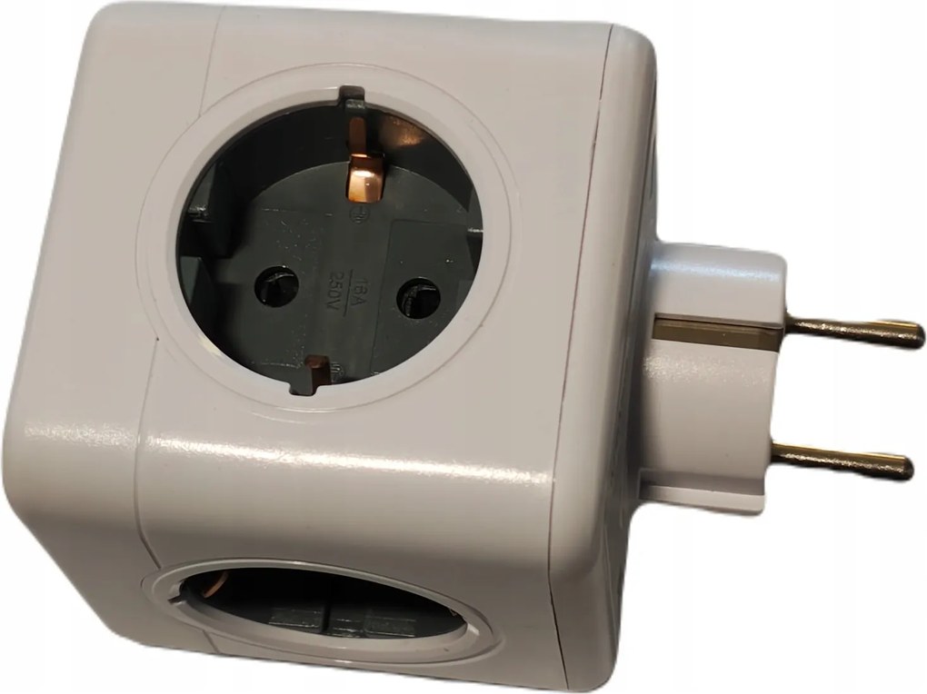 Tolvaj elosztó Cube 4 aljzat 2xUSB 16A/3680W Schuko