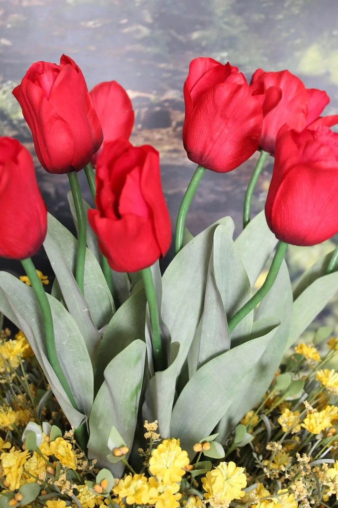 Červený rozkvitnutý umelý tulipán