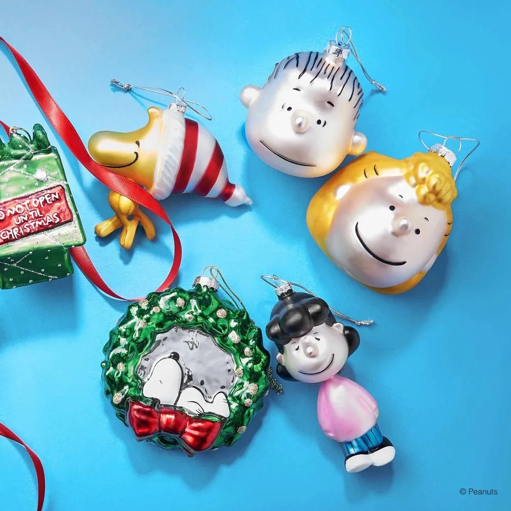PEANUTS üveg karácsonyfadísz, Snoopy koszorúban, 11  cm