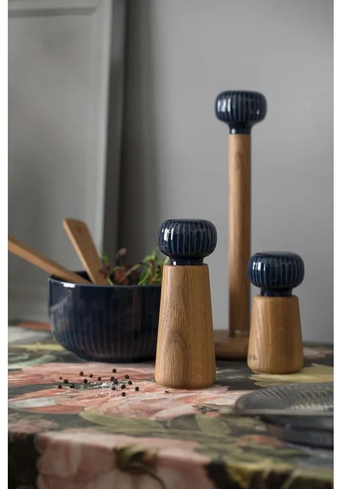 Hammershoi tölgyfa konyhai papírtörlő tartó sötétkék porcelán részletekkel - Kähler Design