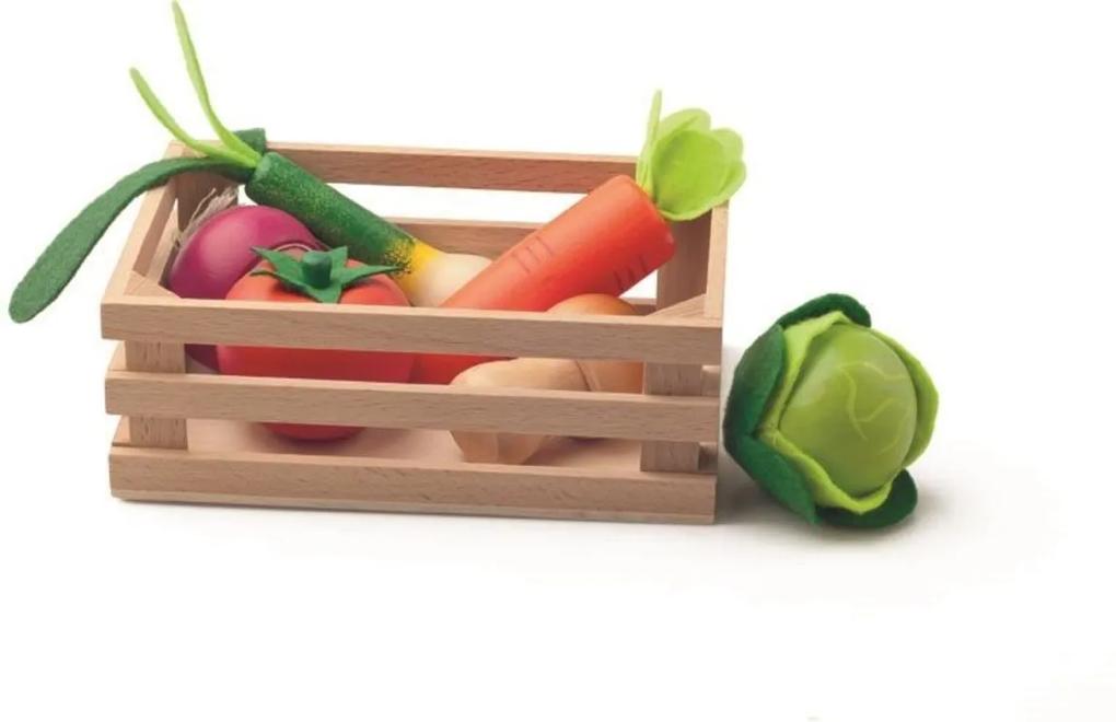 Fából készült zöldségek egy ládában Colorful vegetables