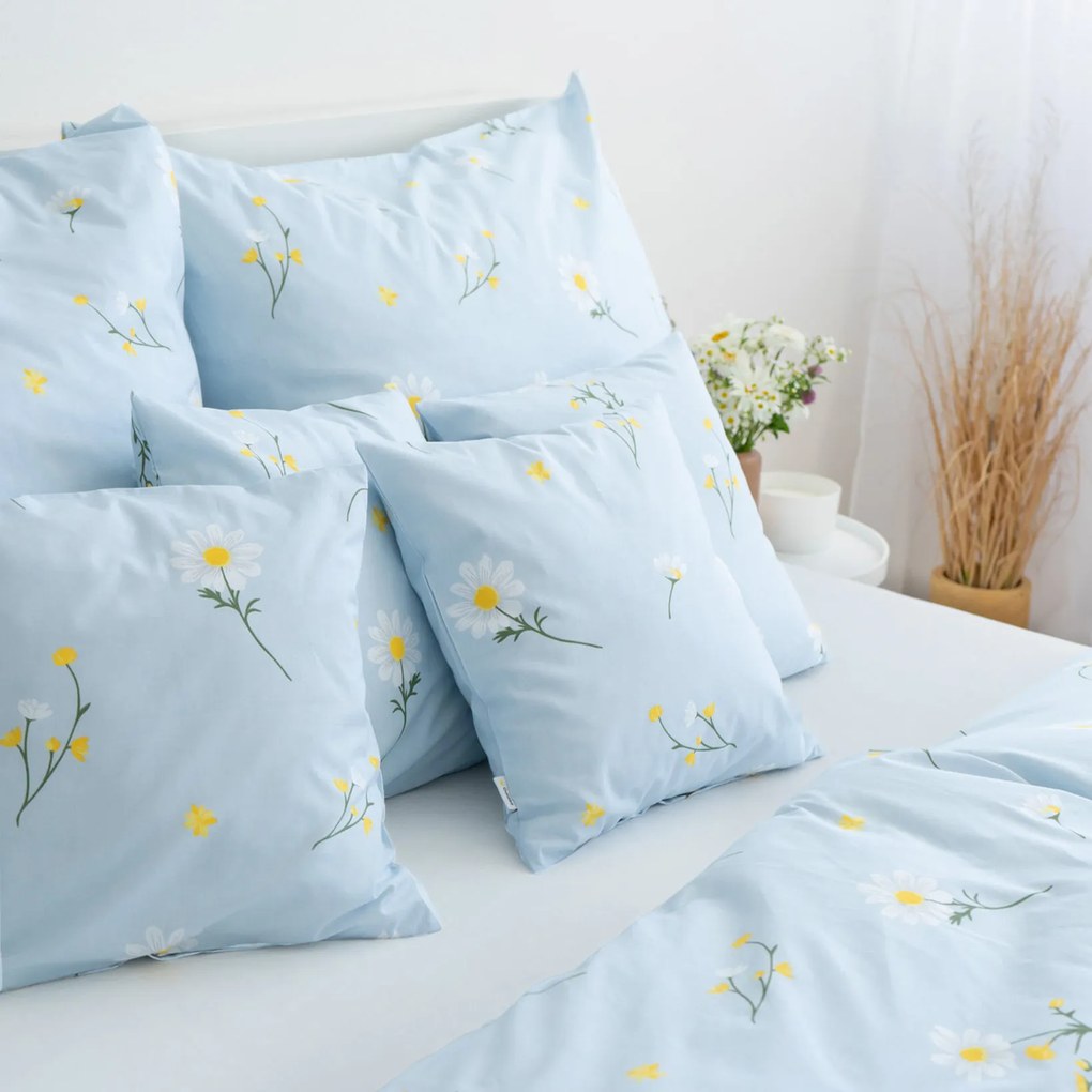 Goldea pamut ágyneműhuzat - kamilla virágok világoskék alapon 240 x 220 és 2db 70 x 90 cm