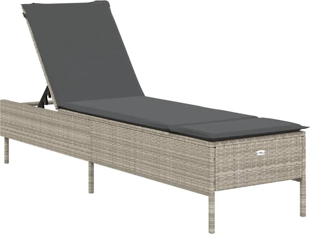 vidaXL világosszürke polyrattan napozóágy párnával