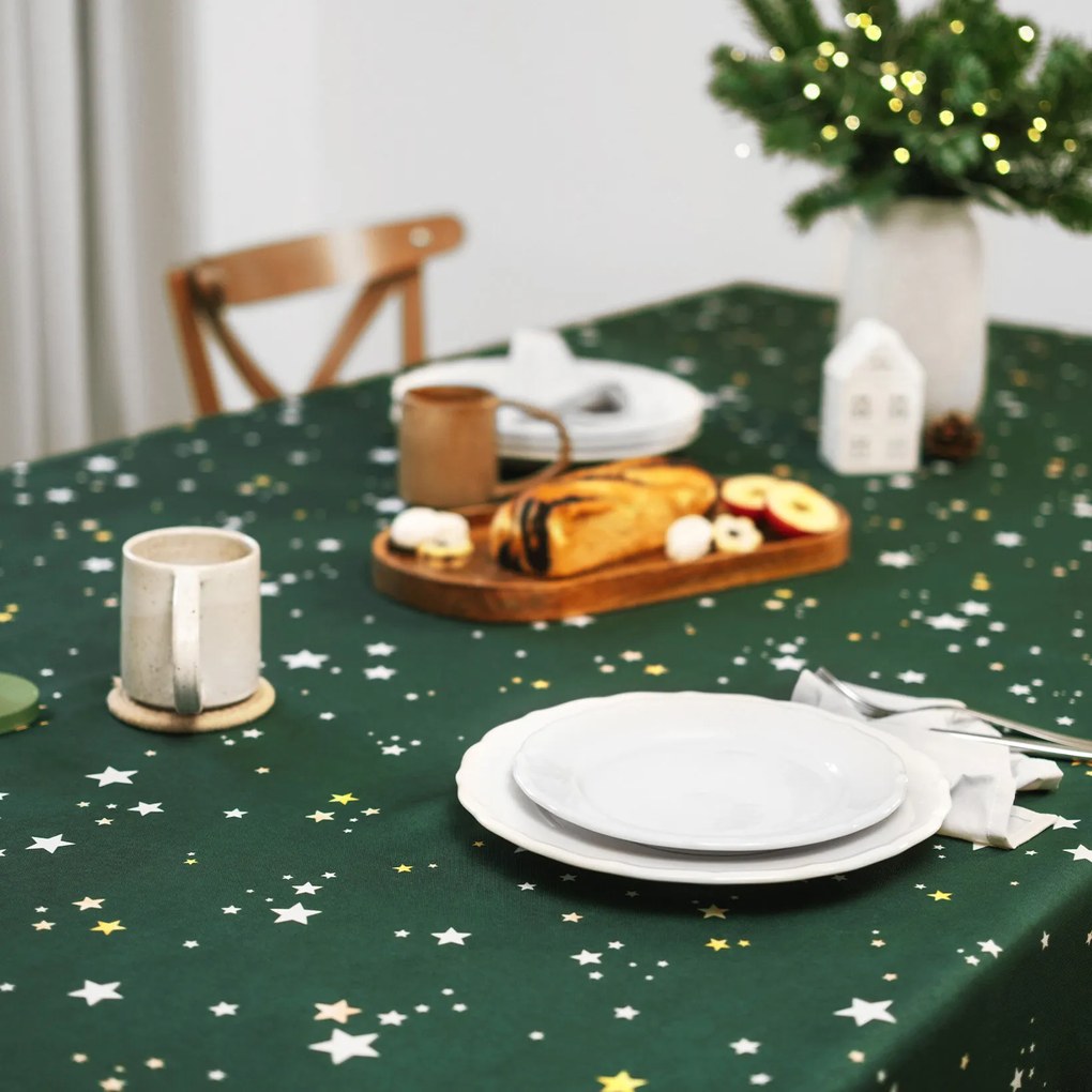 Goldea karácsonyi teflonbevonatú asztalterítő - csillagok zöld alapon 120 x 160 cm