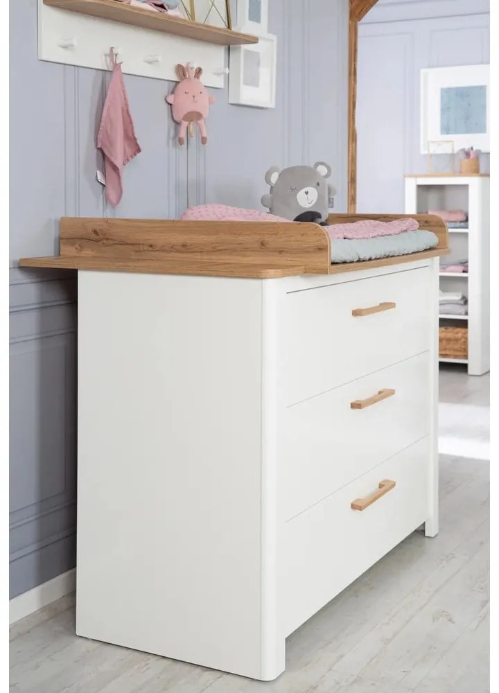Fehér alacsony gyerek komód pelenkázó feltéttel tölgyfa dekorral 119x100 cm Ava – Roba